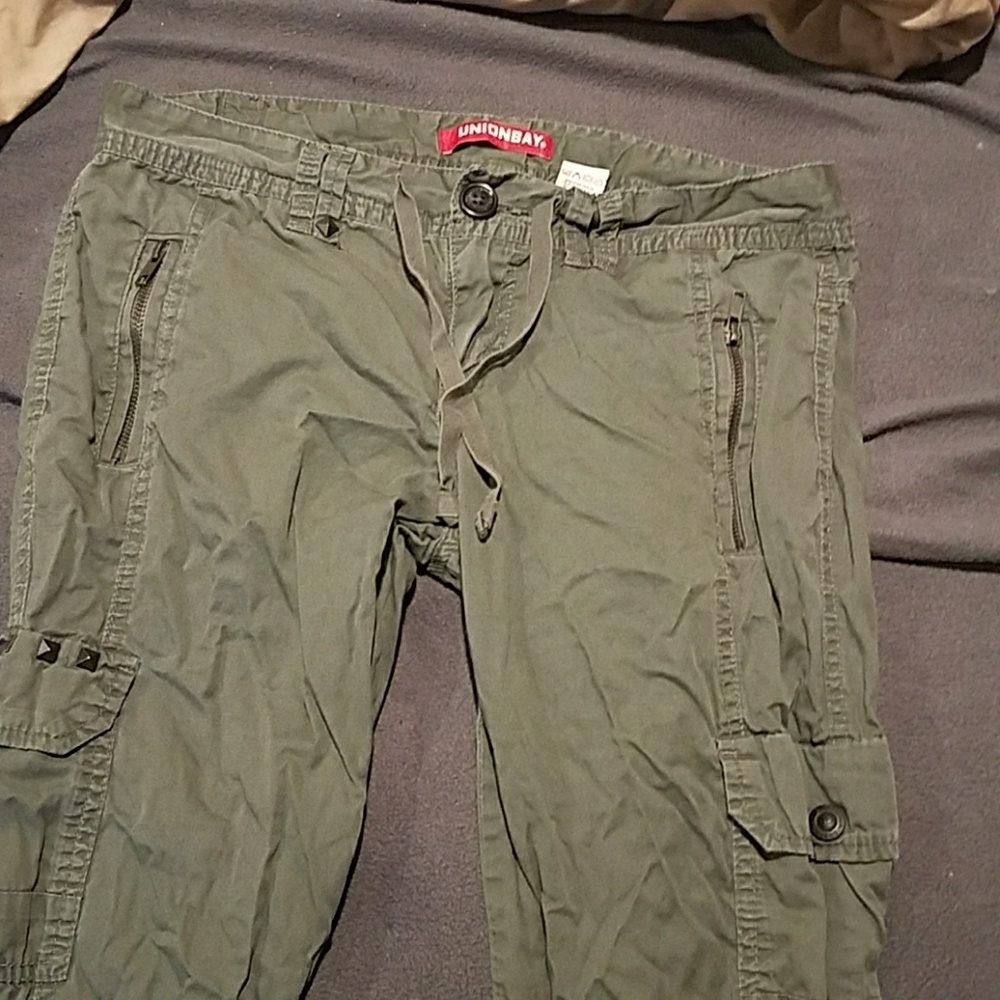 Green cargo pants/capris